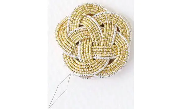 Enfile-aiguille jaune